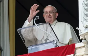 Papa Francisco em oração do Ângelus ontem (1) na praça de São Pedro, no Vaticano.