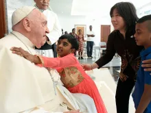 Papa Francisco cumprimenta crianças refugiadas em Jacarta, Indonésia.