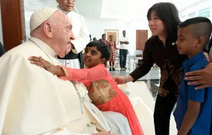 Papa Francisco cumprimenta crianças refugiadas em Jacarta, Indonésia.