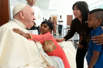 Papa Francisco cumprimenta crianças refugiadas