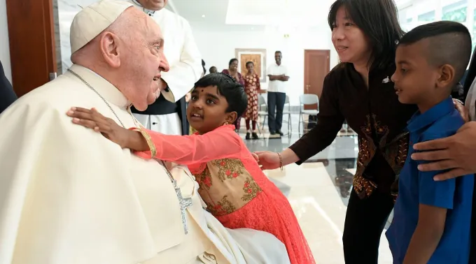 Papa Francisco cumprimenta crianças refugiadas ?? 