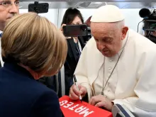 Papa Francisco assina camisa de Matteo.