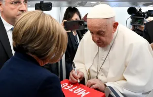 Papa Francisco assina camisa de Matteo.