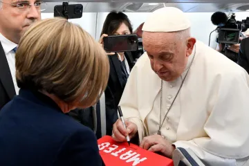 Papa Francisco assina camisa de Matteo