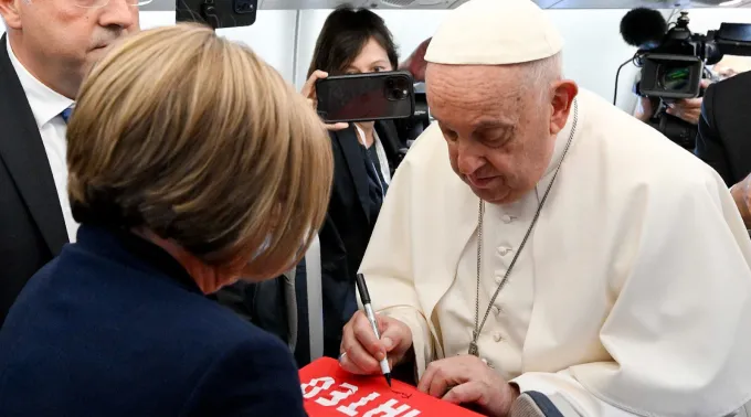 Papa Francisco assina camisa de Matteo ?? 