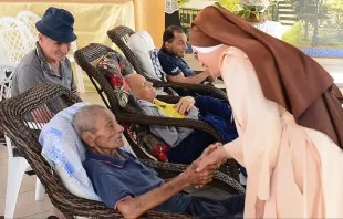 Irmã Rosângela Rezende com os idosos do abrigo