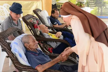 Irmã Rosângela Rezende com os idosos do abrigo