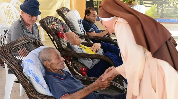 Irmã Rosângela Rezende com os idosos do abrigo