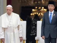 Papa Francisco e o presidente indonésio Joko Widodo em cerimônia de boas-vindas hoje (4) em Jacarta, Indonésia.