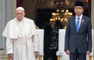 Papa Francisco e o presidente indonésio Joko Widodo em cerimônia de boas-vindas hoje (4) em Jacarta, Indonésia.