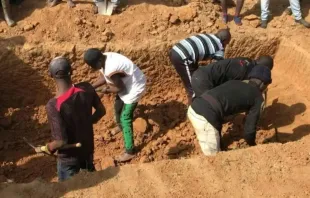 Captura de imagem feita a partir de vídeo da AFPTV filmado na vila de Maiyanga, Bokkos, Nigéria, em 27 de dezembro de 2023, mostra famílias enterrando numa vala comum seus parentes mortos em ataque de grupos armados no Estado de Plateau, no centro da Nigéria.