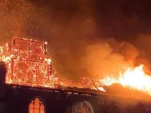 A igreja da Imaculada Conceição em Saint-Omer, no departamento de Pas-de-Calais, norte da França, foi devastada por um incêndio criminoso na madrugada de segunda-feira (2).