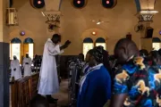 Fiéis assistem a missa na catedral de Ouagadugou, Burkina Faso, em 12 de junho de 2022. O país tem lutado contra o terrorismo islâmico desde 2015 e as comunidades cristãs vivem com medo de novos ataques.