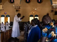 Fiéis assistem a missa na catedral de Ouagadugou, Burkina Faso, em 12 de junho de 2022. O país tem lutado contra o terrorismo islâmico desde 2015 e as comunidades cristãs vivem com medo de novos ataques.