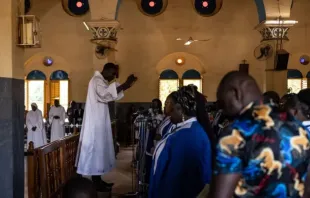 Fiéis assistem a missa na catedral de Ouagadugou, Burkina Faso, em 12 de junho de 2022. O país tem lutado contra o terrorismo islâmico desde 2015 e as comunidades cristãs vivem com medo de novos ataques.