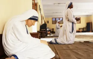 Imagem de Madre Teresa na posição que costumava rezar em Calcutá, Índia.