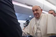 Papa Francisco no avião que o levou a Jacarta, Indonésia, na segunda-feira (2).