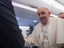 Papa Francisco no avião que o levou a Jacarta, Indonésia, na segunda-feira (2).