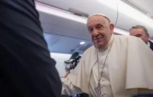 Papa Francisco no avião que o levou a Jacarta, Indonésia, na segunda-feira (2).