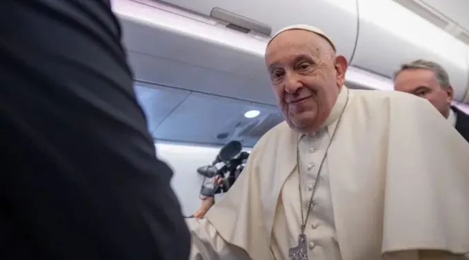 Papa Francisco no avião que o levou a Jacarta ?? 