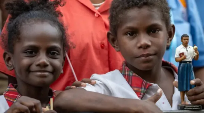 Duas crianças aguardam a visita do papa Francisco à Escola Secundária Técnica da Caritas em Port Moresby ?? 