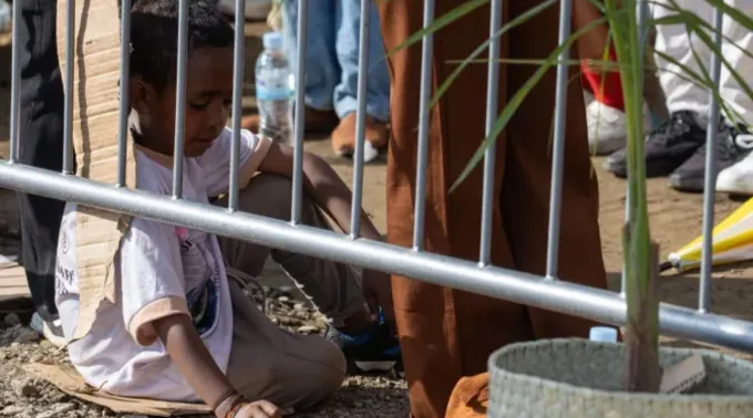 Criança sentada em papelão assiste a missa celebrada hoje pelo papa Francisco em Timor-Leste ?? 