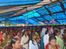 Fiéis se reúnem no local da morte do padre Arul Das, na selva de Jamboni, Índia, em 2 de setembro de 2024.