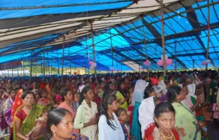 Fiéis se reúnem no local da morte do padre Arul Das, na selva de Jamboni, Índia, em 2 de setembro de 2024.