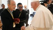 Papa Francisco encontra jesuíta português de 103 anos em Timor-Leste