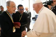 Papa Francisco cumprimenta o padre João Felgueiras, de 103 anos, um dos jesuítas mais velhos do mundo.