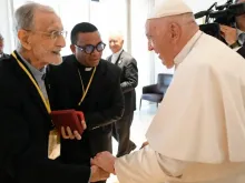 Papa Francisco cumprimenta o padre João Felgueiras, de 103 anos, um dos jesuítas mais velhos do mundo.