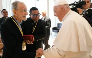 Papa Francisco cumprimenta o padre João Felgueiras, de 103 anos, um dos jesuítas mais velhos do mundo.