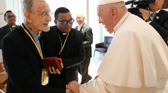 Papa Francisco cumprimenta o padre João Filgueiras ?? 