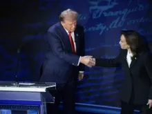 Donald Trump e Kamala Harris em debate ontem (10) na Filadélfia, Pensilvânia, EUA.