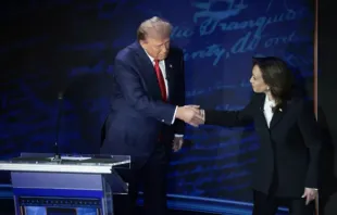 Donald Trump e Kamala Harris em debate ontem (10) na Filadélfia, Pensilvânia, EUA.