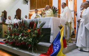 O arcebispo de Caracas, Venezuela, dom Baltazar cardeal Porras, celebra missa hoje (11) com membros da comunidade venezuelana em Quito, Equador