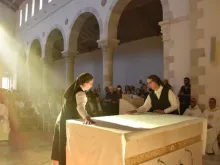 As irmãs de São José da Aparição cobrem o altar da igreja de Nossa Senhora da Aliança em Jerusalém, recém-dedicado pelo patriarca latino de Jerusalém, cardeal Pierbattista Pizzaballa. A cobertura do altar significa que ele é tanto o lugar do sacrifício eucarístico quanto a mesa do Senhor.