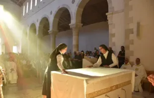 As irmãs de São José da Aparição cobrem o altar da igreja de Nossa Senhora da Aliança em Jerusalém, recém-dedicado pelo patriarca latino de Jerusalém, cardeal Pierbattista Pizzaballa. A cobertura do altar significa que ele é tanto o lugar do sacrifício eucarístico quanto a mesa do Senhor.