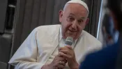 Aborto e expulsão de migrantes são contra a vida, diz papa Francisco em sua volta a Roma