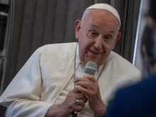 Papa Francisco fala a jornalistas em coletiva de imprensa hoje (13) a bordo do avião papal.