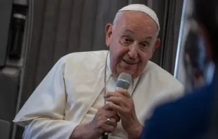 Papa Francisco fala a jornalistas em coletiva de imprensa hoje (13) a bordo do avião papal.