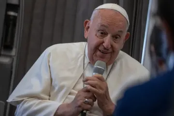 Papa Francisco fala a jornalistas em coletiva de imprensa a bordo do avião papal