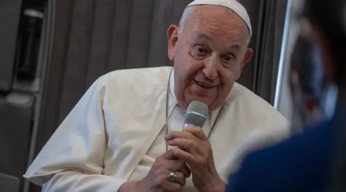 Papa Francisco fala a jornalistas em coletiva de imprensa a bordo do avião papal ?? 