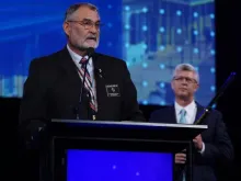 O diácono Bob Young, representando o Knights of Columbus Council 694, recebe o Prêmio Philip B. Onderdonk Jr. Religious Liberty em Nova Orleans, EUA, em 28 de agosto de 2024.