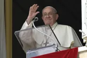 Papa Francisco saúda hoje (15) fiéis reunidos na praça de são Pedro, no Vaticano, para a oração do Ângelus.