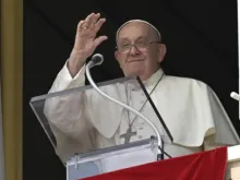 Papa Francisco saúda hoje (15) fiéis reunidos na praça de são Pedro, no Vaticano, para a oração do Ângelus.