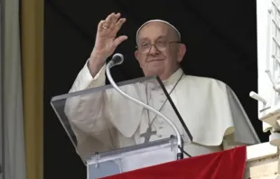 Papa Francisco saúda hoje (15) fiéis reunidos na praça de são Pedro, no Vaticano, para a oração do Ângelus.