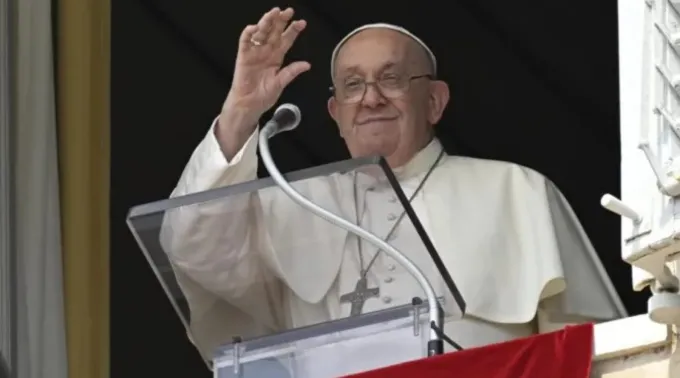 Papa Francisco saúda hoje fiéis reunidos na praça de são Pedro para a oração do Ângelus. ?? 