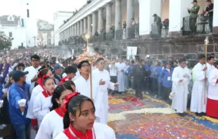 Milhares de fiéis acompanharam o Santíssimo Sacramento no sábado (14) na procissão do 53º Congresso Eucarístico Internacional.