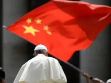 Fiel agita bandeira da China enquanto papa Francisco deixa audiência geral na praça de São Pedro, no Vaticano, em 12 de junho de 2019.